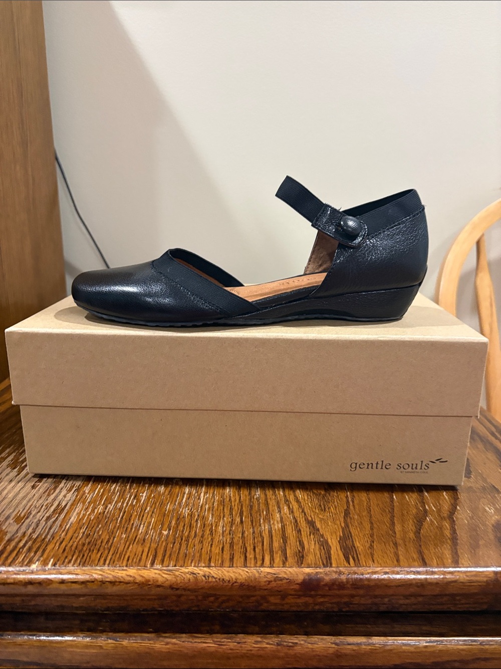 NIB gentle souls Black Leather ISO Jane LE Flat with Ankle Strap 5.5